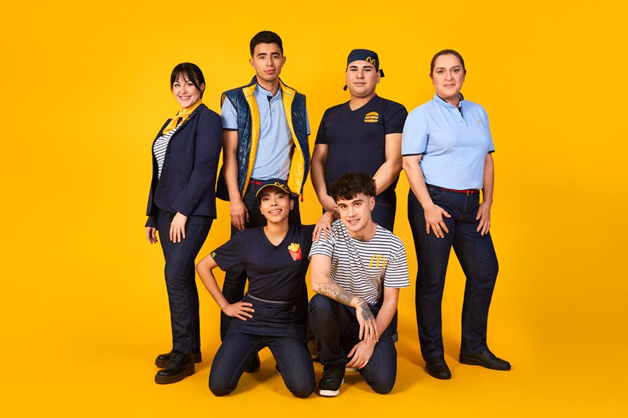 Esta imagen representa al Employee Persona de Mc.Donalds,  individuos que buscan un ambiente laboral inclusivo y dinámico, donde se sientan valorados y puedan crecer profesionalmente. 